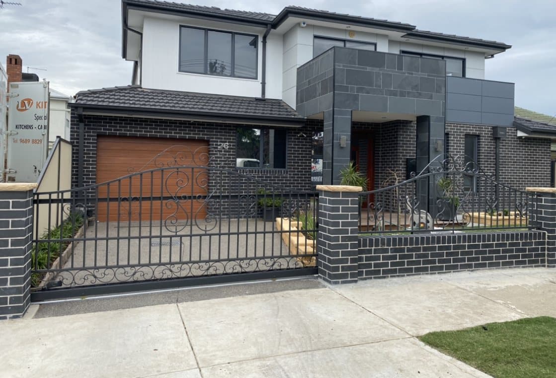 Metal fencing and gates by Professional Fencemakers